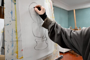 Estudiante pintando en la Escuela Luján Pérez