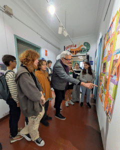 Niños y profesor en inauguracion de Respeto y Dignidad