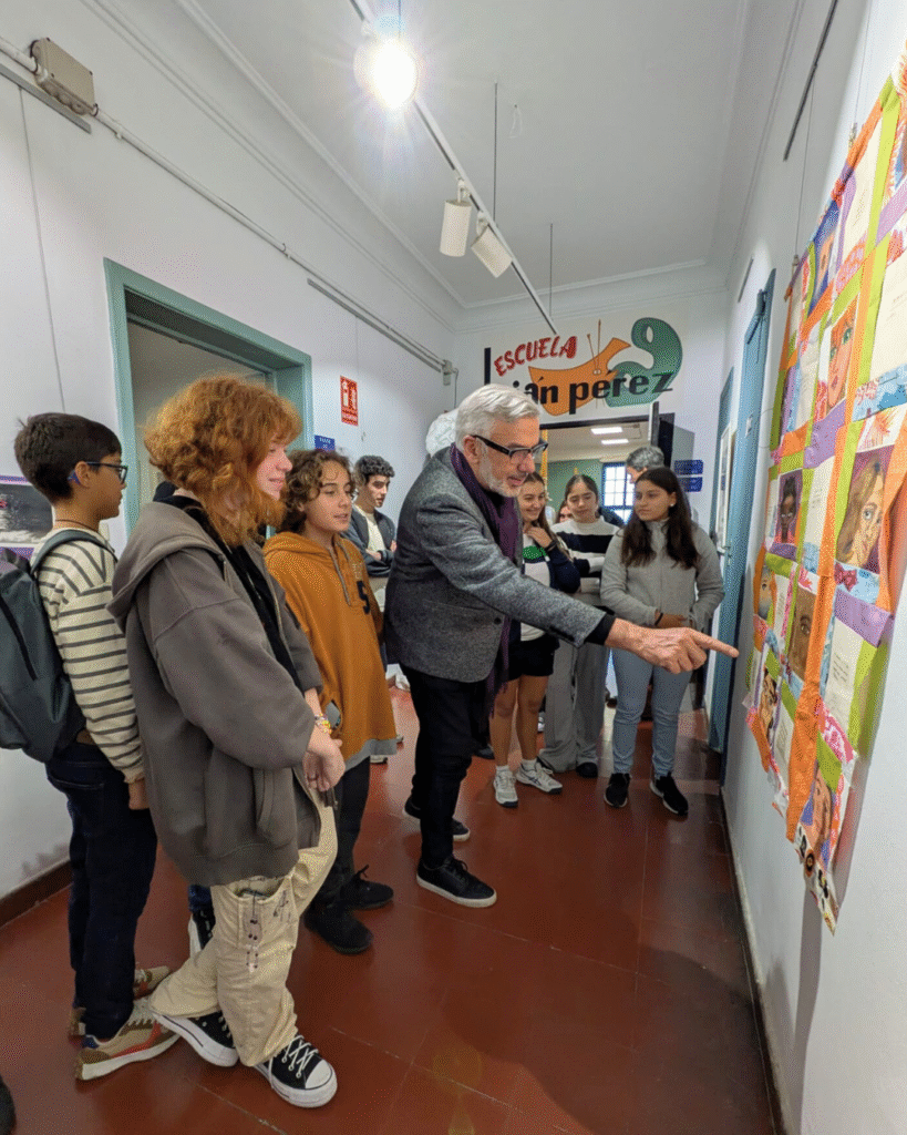 Niños y profesor en inauguracion de Respeto y Dignidad