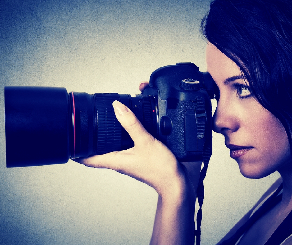 Mujer con cámara fotografica.