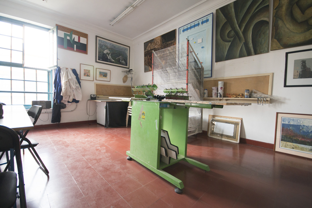 Taller de serigrafía en la escuela Luján Pérez.