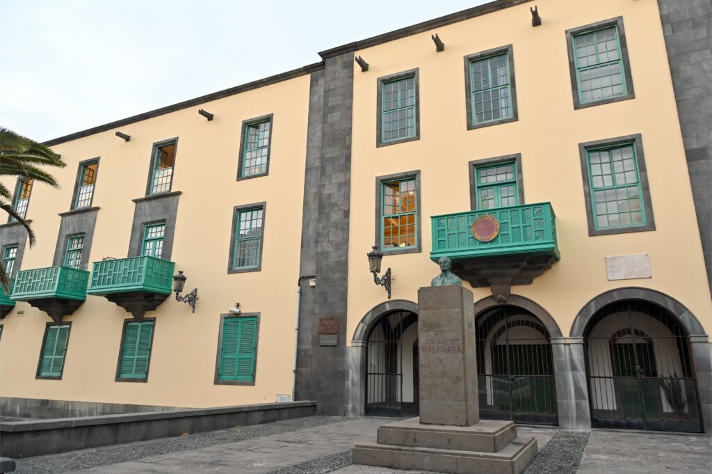 Exterior de la escuela Luján Pérez